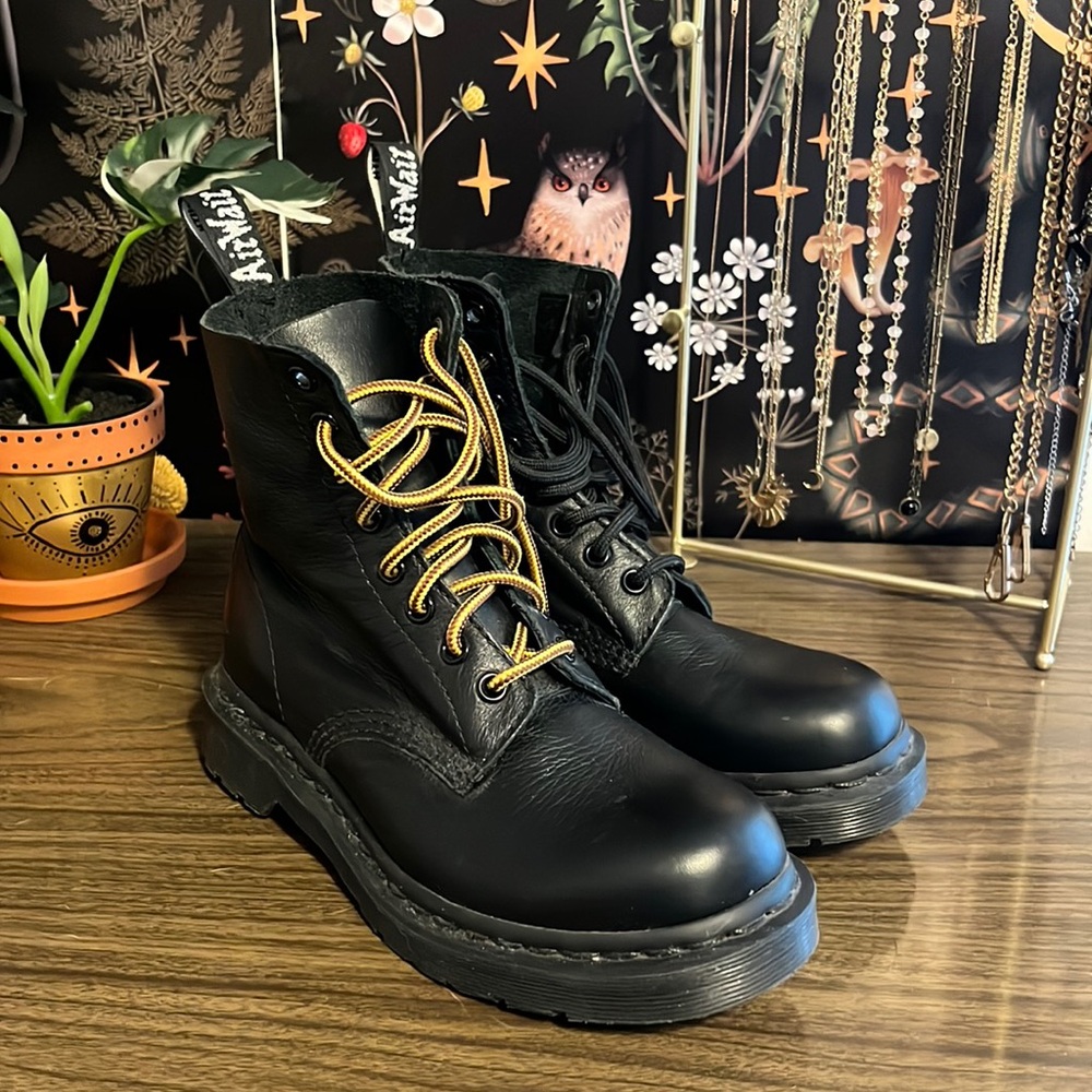 Dr.Martens 1460 pascal mono Lace up boots women’s size 6 never worn